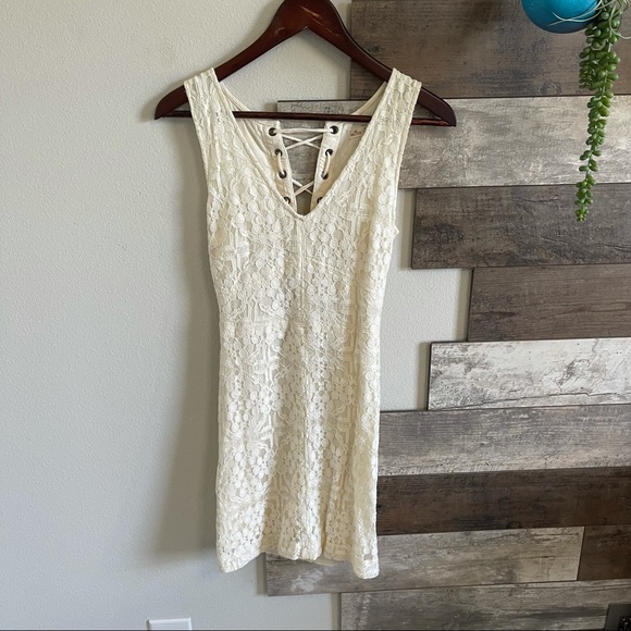 hollister cream lace dress Women's Lace Trim Mini Dress in White Floral Size L PETITE from Hollister